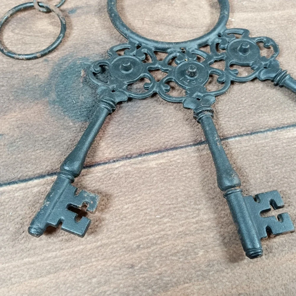 Vintage Cast Iron Skeleton Keys Wall Decor Set with Chain